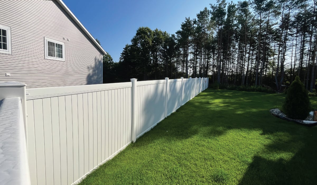 white vinyl fence