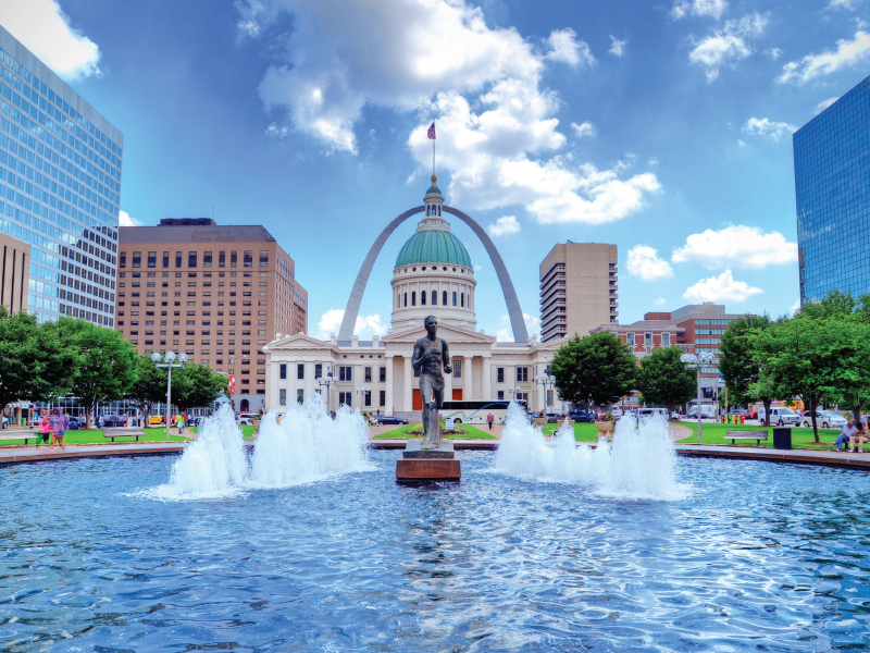 kiener plaza and the gateway arch